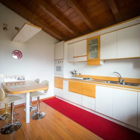 J&j House Privatunterkunft Castelmarte